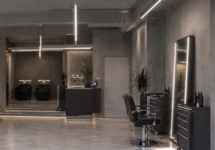 Waschplätze und Bedienplatz im Salon